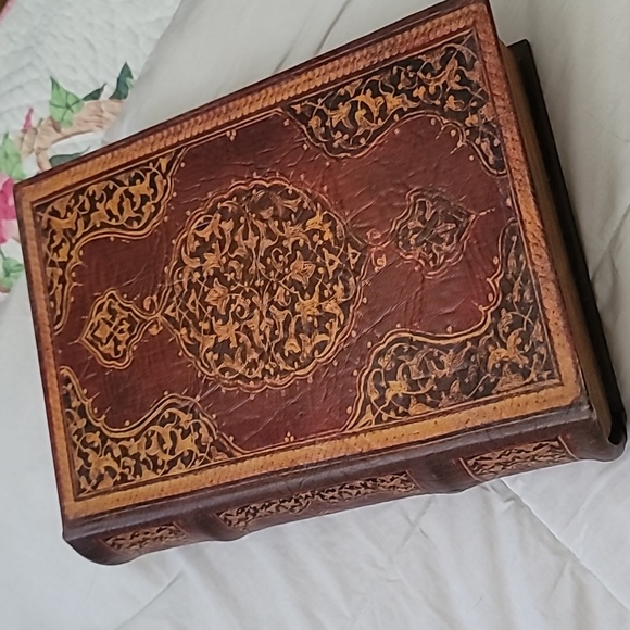 3 Vintage Book storage decor - Picture 5 of 10